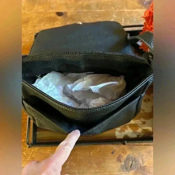 Kenneth Cole Reaction leather shoulder bag, gold accents - Picture 9 of 11